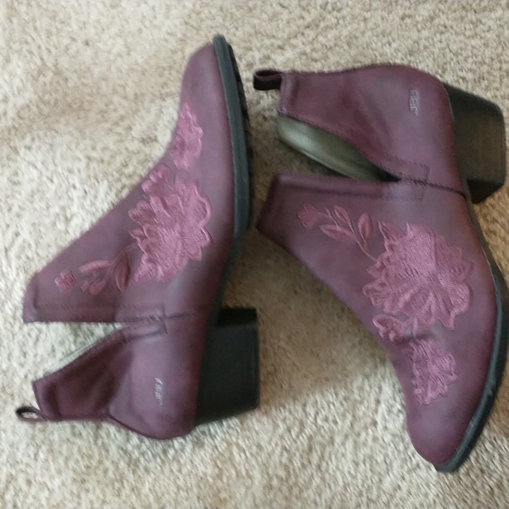 JBU Ankle Boots size 6.5 Maroon Embroidered